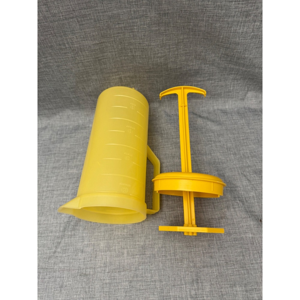 Vintage Federal Housewares Yellow Plastic 2 Quart Mixing Pitcher with Plunger - Picture 2 of 2